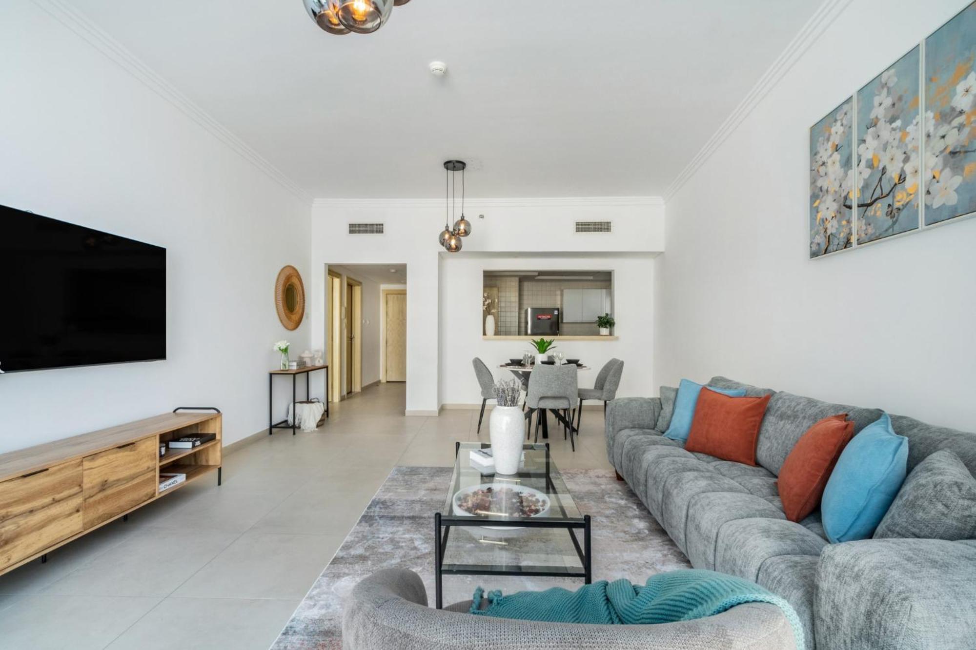 Apartment Artistic Retreat In Jbr With Private Access *