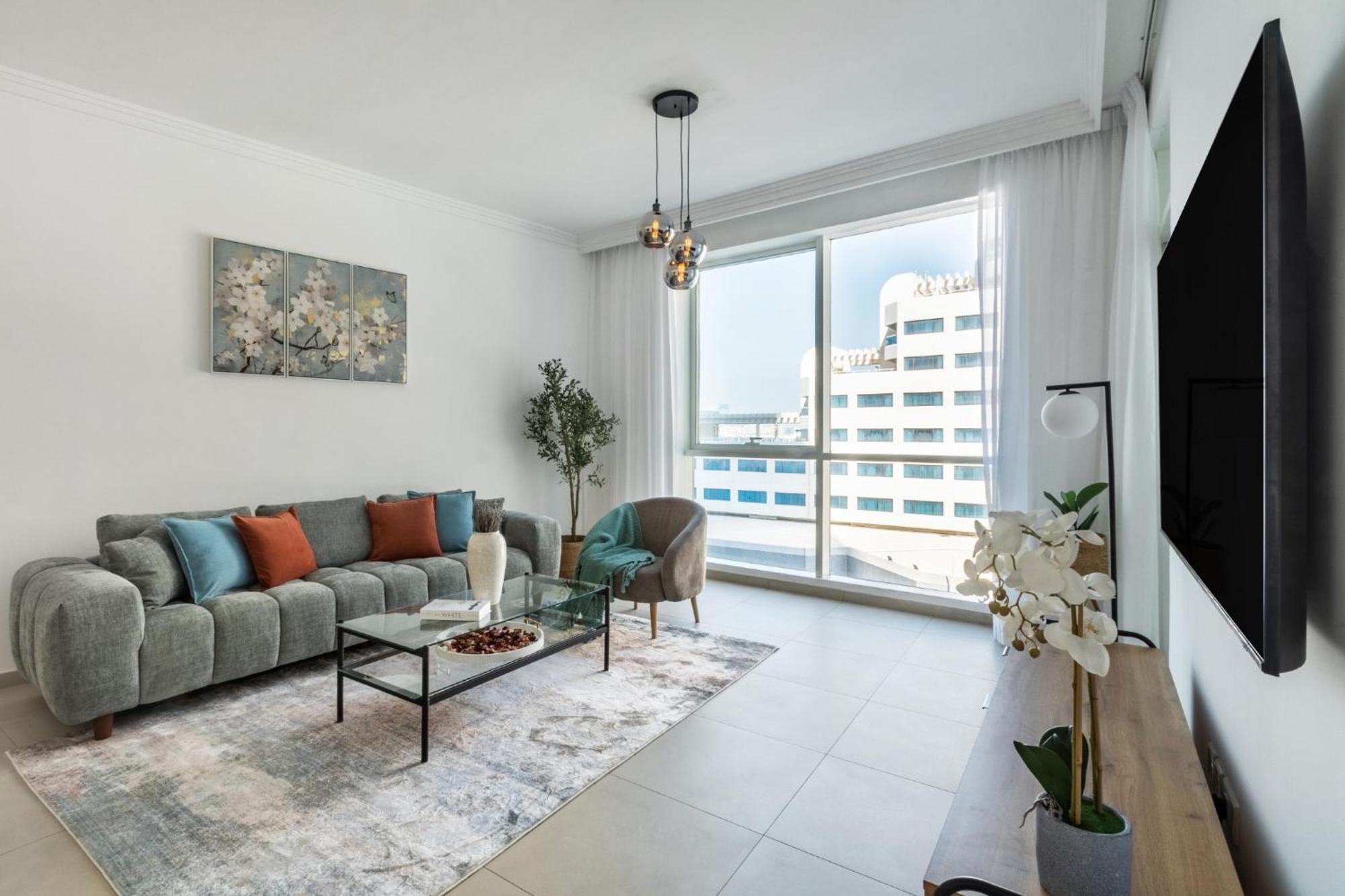 Apartment Artistic Retreat In Jbr With Private Access *