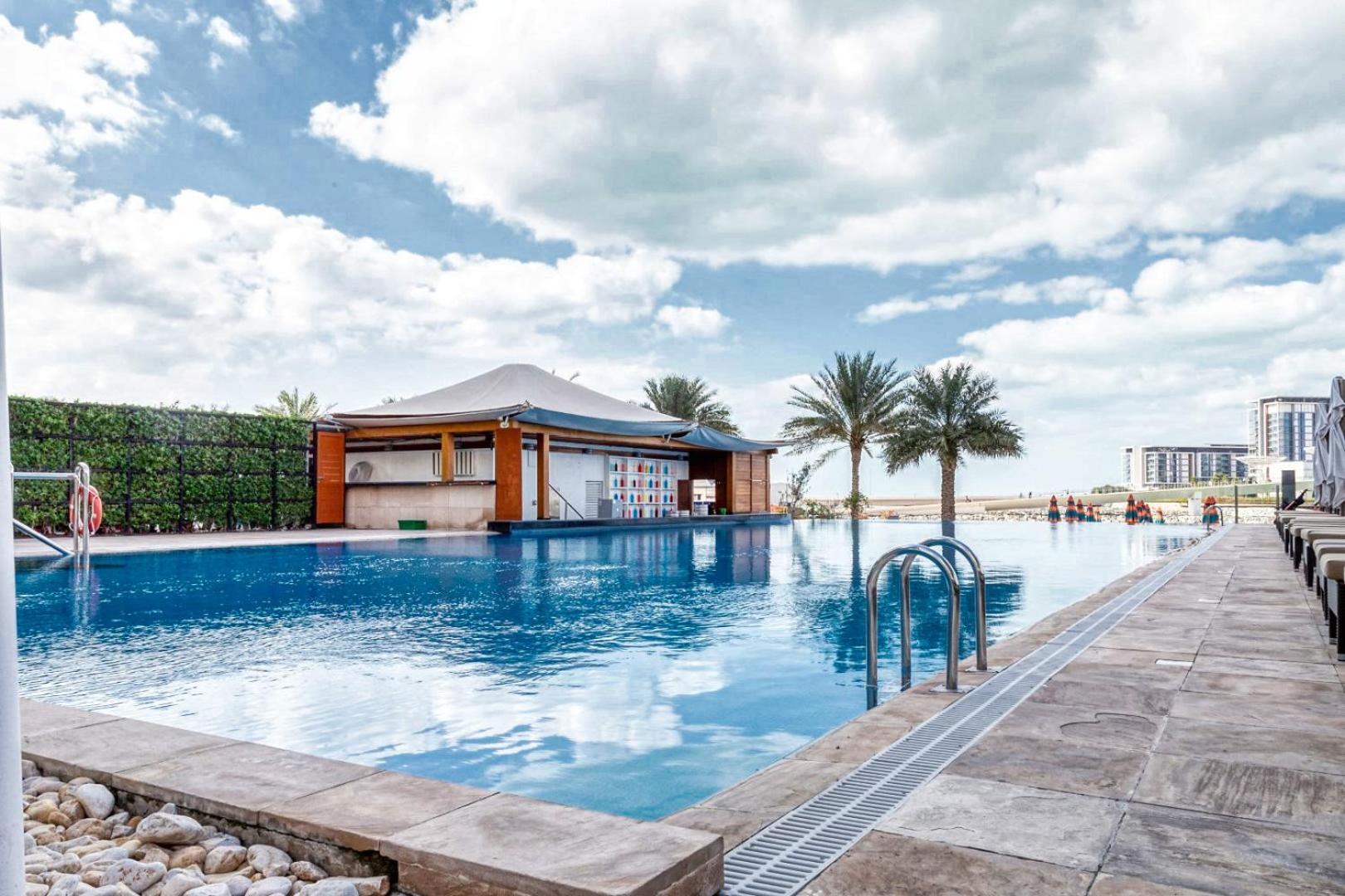 Apartment Artistic Retreat In Jbr With Private Access *