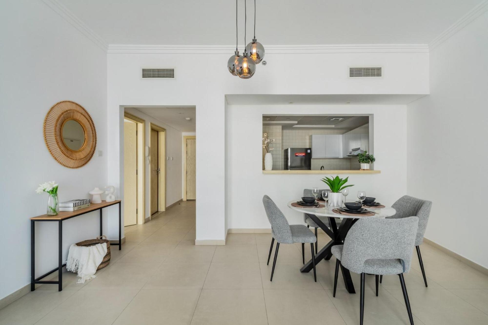 Apartment Artistic Retreat In Jbr With Private Access *