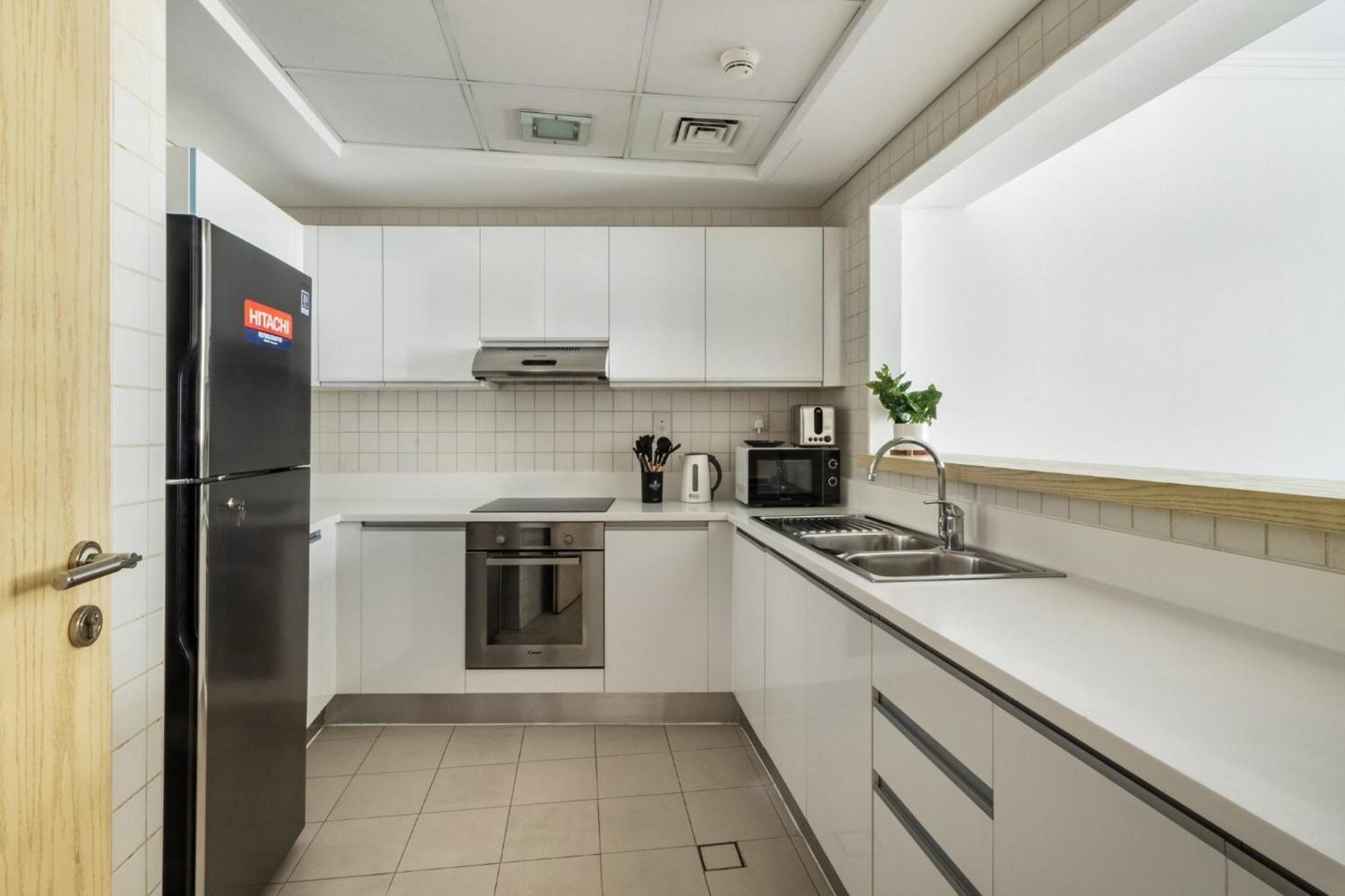 Apartment Artistic Retreat In Jbr With Private Access *