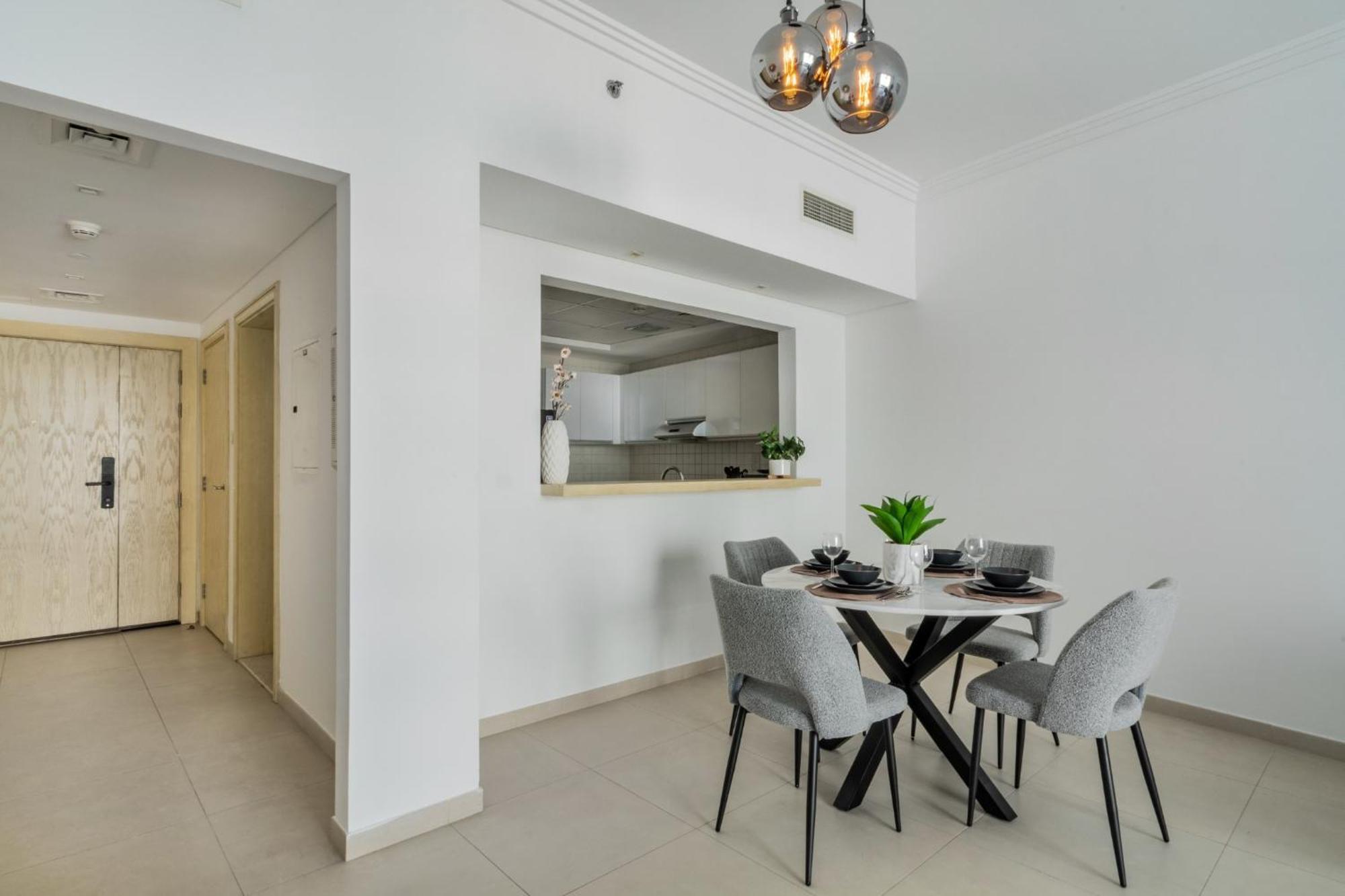 Apartment Artistic Retreat In Jbr With Private Access